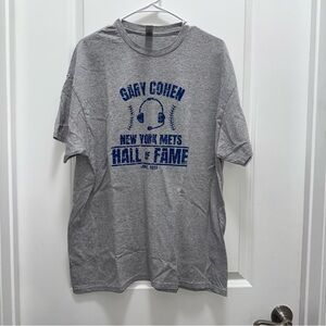 Gildan Men’s NY Mets Gary Cohen Hall of Fame T-Shirt